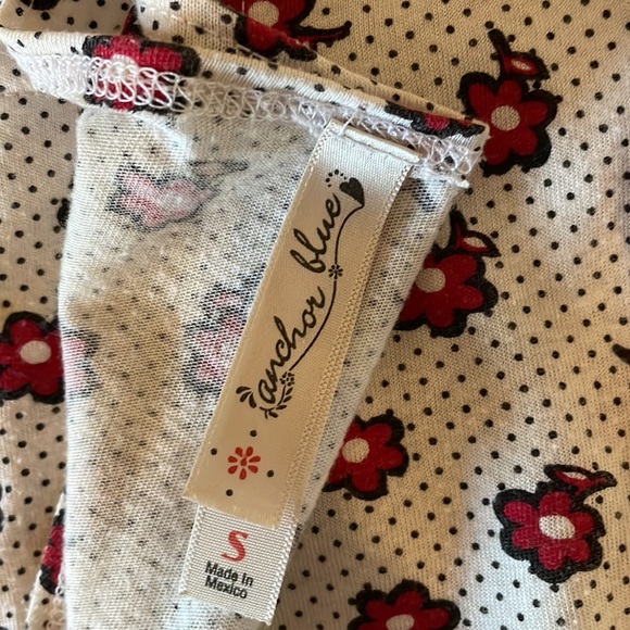 Sweet juniors top with red flowers - Picture 3 of 3